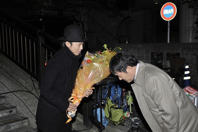 渡辺いっけいから花束を渡されたピース綾部。(c)YTV