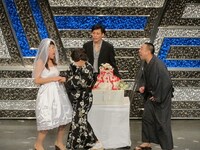 突如結婚式に乱入した豊子こと本田みずほ。仮面を外すシーンまで完璧。この名シーンに会場は大喝采。