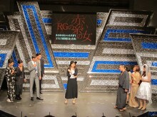 「愛の頂点で漫才するだなんて、呆れた」とレイザーラモンの漫才を冷ややかに見つめる谷厚子こと椿鬼奴。