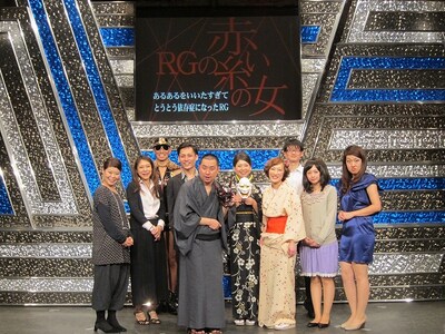 レイザーラモンのライブ「RGの赤い糸の女 ～あるあるいいたすぎてとうとうあるある依存症になったRG～」で熱演を見せたキャスト陣。