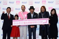 日本一周駅伝プロジェクト「みんなのMAEMUKI駅伝」のゴールイベントに登場した間寛平（右から3人目）。