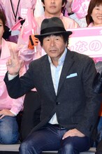 ランナーとの記念撮影に応じる間寛平。