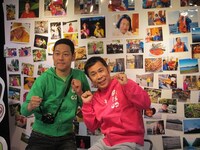 「東野・岡村の旅猿2」の写真展を開催中の東野幸治とナインティナイン岡村。