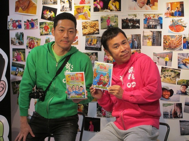 「東野・岡村の旅猿2」の写真展を開催中の東野幸治とナインティナイン岡村。DVDは来年2013年1月から4カ月連続リリース。