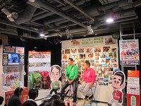 グッズを見ながら「緑のタオルは水が緑になるから気を付けたほうがいい」と忠告した岡村。現在のグッズは色が出ないように改善済み。