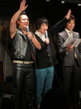 東京都住みます芸人として活動するLLRとキャベツ確認中による「東村山市VS小平市 街自慢PR対決」。選手宣誓をするLLR福田（右）とキャベツ確認中のキャプテン☆ザコ（左）。