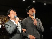 伊藤を彼女役に見立て小平の見どころをアピール。コント中、観客に「お手元にパンフレットもございます」と宣伝上手。