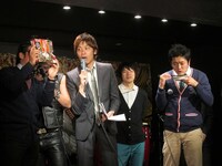 東村山の名物黒焼きそばに「さっき食べたよ！」と文句を言った亮だったが、やはりおいしいということで勝利。