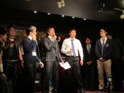 ご当地しりとり対決は観客を巻き込んで大賑わい。「ルネこだいら」という唯一しりとりらしい答えには東村山サイドからも思わず「うまい！」との声。