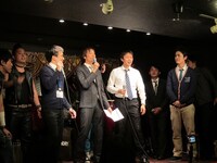 ご当地しりとり対決は観客を巻き込んで大賑わい。「ルネこだいら」という唯一しりとりらしい答えには東村山サイドからも思わず「うまい！」との声。