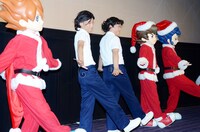 劇中キャラクターの着ぐるみ達と「イナダン」大ヒット御礼バージョンの「あたりまえ体操」を披露するCOWCOW（中央）。