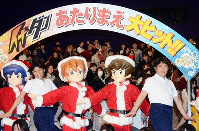 「劇場版『イナズマイレブンGO vs ダンボール戦機W』」の初日舞台挨拶に登場したCOWCOWと、サンタ姿に身を包んだ劇中キャラクターの着ぐるみ達。