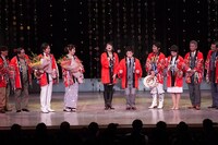 千秋楽を迎えた吉本百年物語11月公演「深夜のキラ星～スター誕生～」。(ｃ)吉本興業