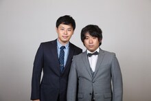 「日清食品 THE MANZAI 2012 年間最強漫才師決定トーナメント」に出場するアルコ＆ピースの平子（左）と酒井（右）。