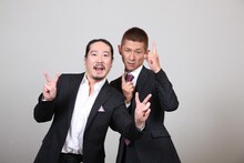 「日清食品 THE MANZAI 2012 年間最強漫才師決定トーナメント」に出場する笑い飯の西田（左）と哲夫（右）。