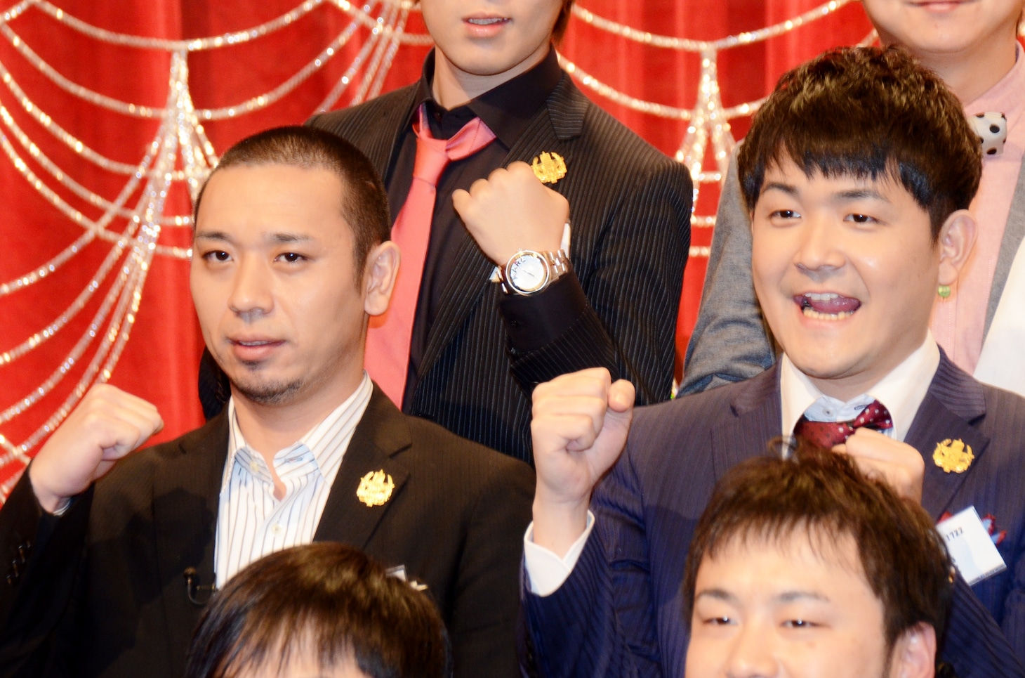 千鳥（中段）。大悟（左）が「『めちゃイケ』出演のスケジュールが組まれても、2日前くらいになくなってしまう」と訴えると、ナイナイ岡村は「THE MANZAIで優勝したら、めちゃイケには必ず出てほしい」と願った。