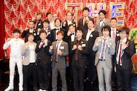 「THE MANZAI 2012」決勝大会へ向けて行われた記者取材会に登場した芸人達。2段目中央は決勝大会でMCを務めるナインティナイン。