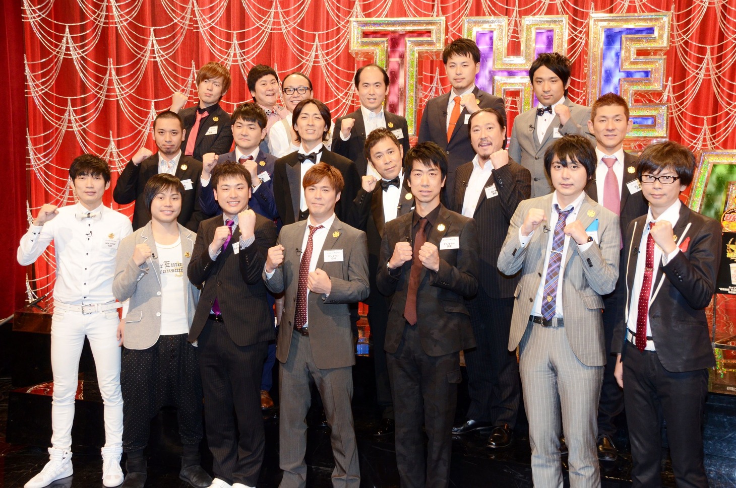 「THE MANZAI 2012」決勝大会へ向けて行われた記者取材会に登場した芸人達。2段目中央は決勝大会でMCを務めるナインティナイン。