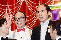 トレンディエンジェル（後列）。優勝賞品の「フジテレビのレギュラー番組」について、たかし（左）が「かわいいアイドルと……」と話すのを遮るように、斉藤は「僕は、Hi-Hiさん、バイきんぐさんと3組でやりたい」と語り、岡村に「増毛番組！」とフォローされていた。