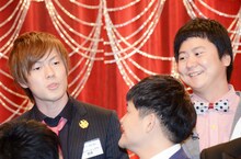 ウーマンラッシュアワー（後列）。優勝賞品の「フジテレビのレギュラー番組」について、村本（左）は「とんねるずさんの『みなさんのおかげでした』のタカさん（石橋貴明）の枠を僕でやって『村本大輔の全部自分のおかげでした』をやりたい」。