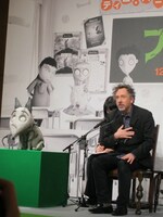 予約販売されるスパーキー人形とティム・バートン監督。監督は何度も人形をなでていた。