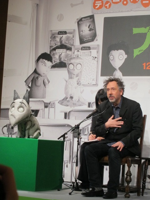 予約販売されるスパーキー人形とティム・バートン監督。監督は何度も人形をなでていた。