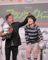 静電気で膨らんだ箕輪の髪を面白そうに触るティム・バートン監督。