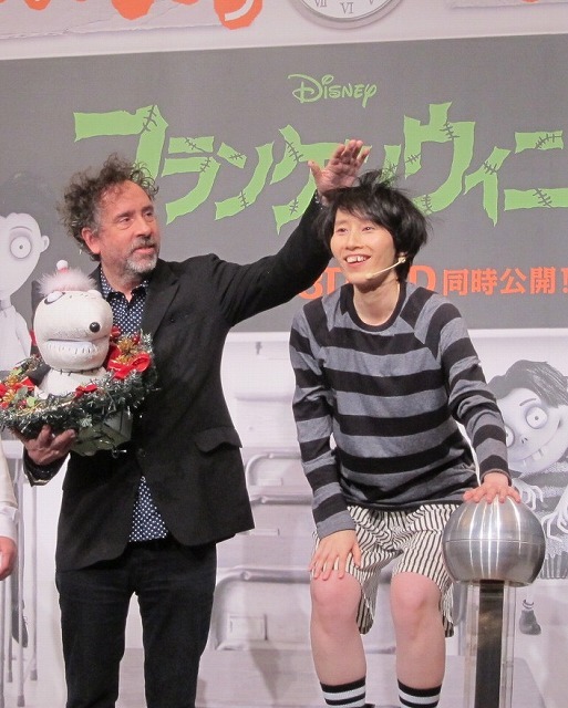 静電気で膨らんだ箕輪の髪を面白そうに触るティム・バートン監督。