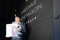 スマートフォンの新商品「MEDIAS U N-02E」の発売記念イベントに登場したチュートリアル徳井。さまざまなミッションをクリアして巨大な箱から脱出を果たした瞬間に記者発表がスタートする、という珍しい構成のイベントとなった。