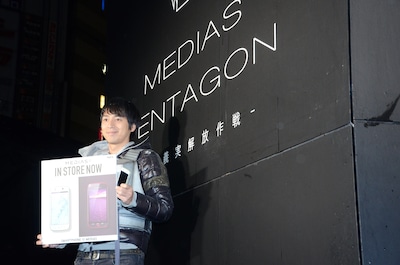 スマートフォンの新商品「MEDIAS U N-02E」の発売記念イベントに登場したチュートリアル徳井。さまざまなミッションをクリアして巨大な箱から脱出を果たした瞬間に記者発表がスタートする、という珍しい構成のイベントとなった。