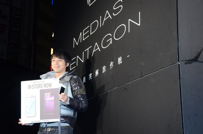 スマートフォンの新商品「MEDIAS U N-02E」の発売記念イベントに登場したチュートリアル徳井。さまざまなミッションをクリアして巨大な箱から脱出を果たした瞬間に記者発表がスタートする、という珍しい構成のイベントとなった。