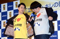 特製Tシャツをお披露目するバナナマン。