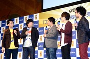 「ジョージア『エメマン キレの微糖』」のテレビCMに出演している俳優3名とトークを展開するバナナマン（左）。