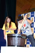 「ウォッシュドビーンズ」の工程を体験する日村（右）とコロンビア美女。