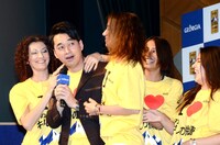 日村が勝利したにもかかわらず、なぜか設楽（左から2人目）に群がるコロンビア美女達。