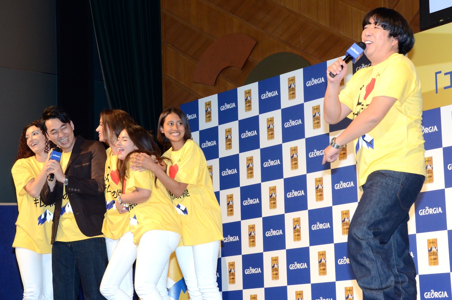 コロンビア美女達に群がられる設楽（左から2人目）と日村（右）。