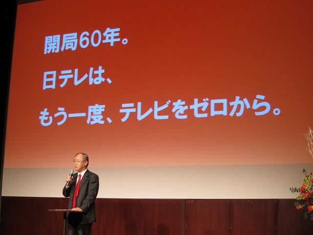 会見の様子。
