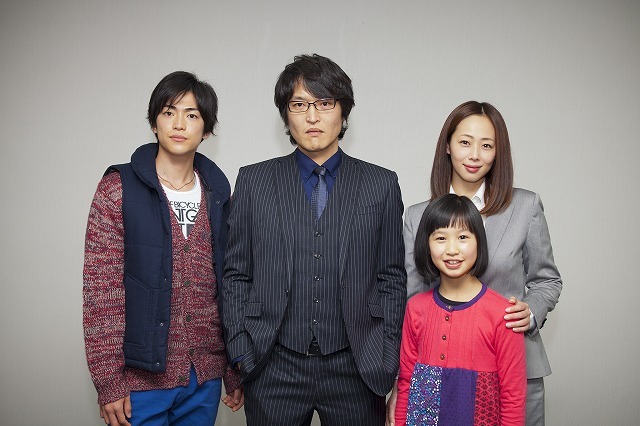 「新・ミナミの帝王」で萬田銀次郎役を演じる千原ジュニア（左から2番目）と出演者の大東駿介（左）、井上和香（右・奥）、二宮星（右・手前）。(c)KTV
