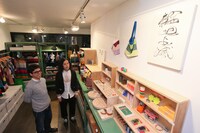 「STORE」を訪れた又吉。(c)幻冬舎/吉本興業