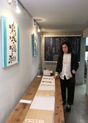 「ギャラリーsind」を訪れた又吉。(c)幻冬舎/吉本興業