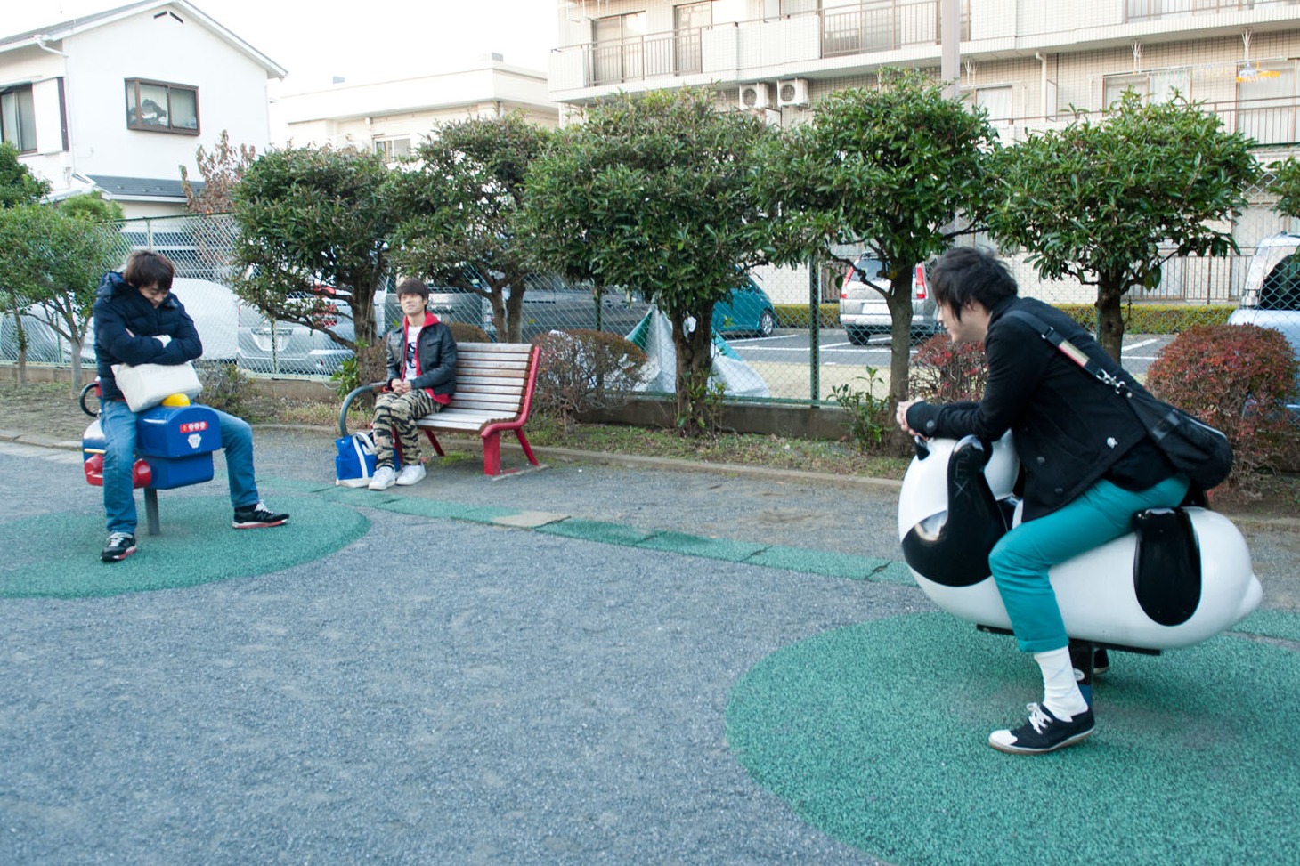 番組収録前、公園に集合し作戦会議を行った（左から）フルーツポンチ村上、ニブンノゴ！宮地、LLR福田の「よしもとドラマ部」。