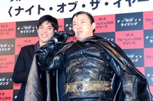 スギちゃん（右）と立石諒選手。