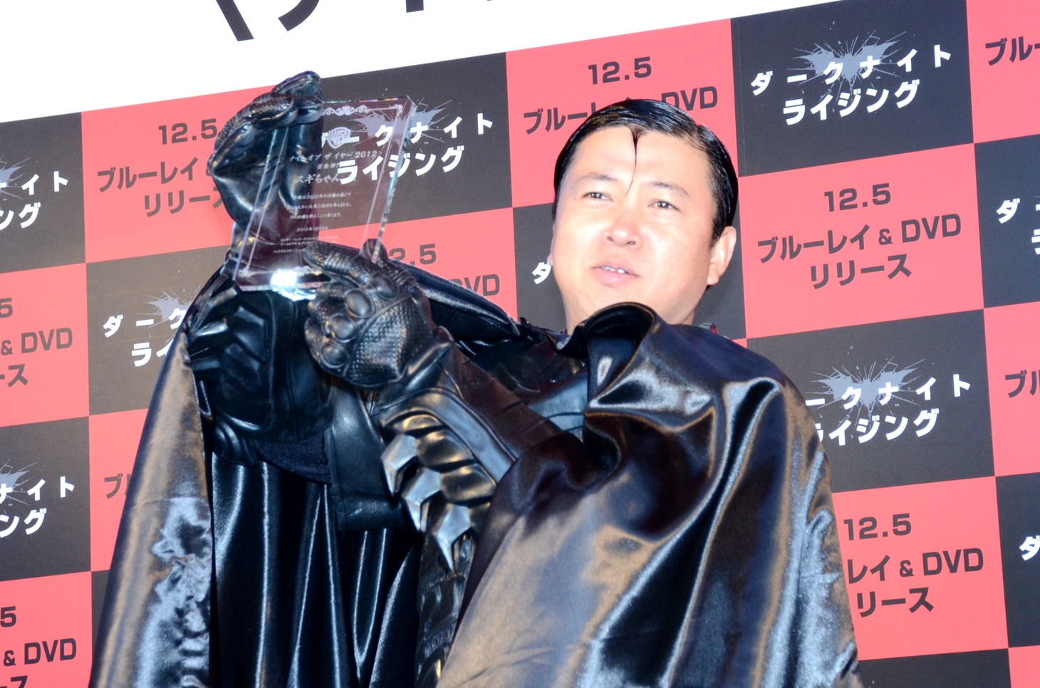 「ナイト・オブ・ザ・イヤー2012」を受賞したスギちゃん。