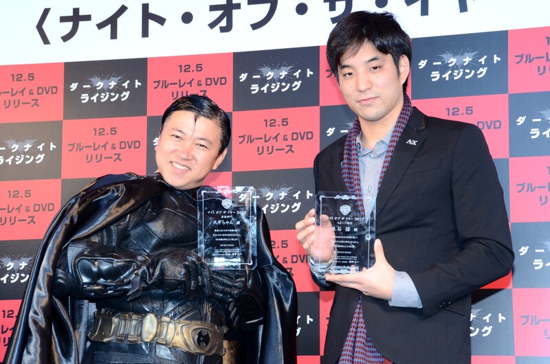 DVD＆Blu-ray「ダークナイト ライジング」の発売記念イベントで「ナイト・オブ・ザ・イヤー2012」を受賞したスギちゃん（左）と、競泳の立石諒選手。