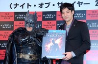 フォトセッションにバットマンのマスクを被って登場したスギちゃん（左）と、立石諒選手（右）。