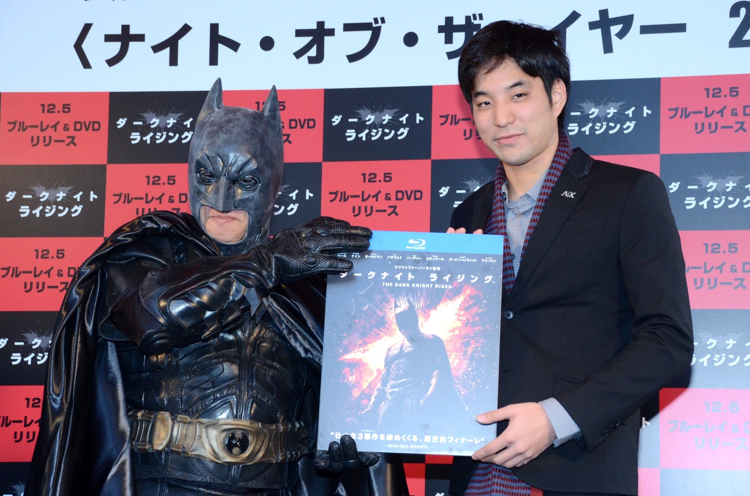 フォトセッションにバットマンのマスクを被って登場したスギちゃん（左）と、立石諒選手（右）。