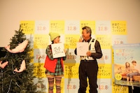 2012年の「締めの1文字」を尋ねられ「鮭」と書いた福田彩乃（左）と、「抗う」と書いた梅宮辰夫（右）。