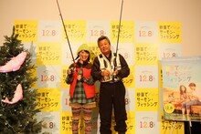 映画「砂漠でサーモン・フィッシング」の公開記念トークショーに登場した福田彩乃（左）と梅宮辰夫（右）。