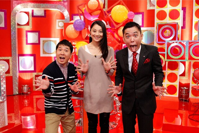 「爆笑問題の検索ちゃん 芸人ちゃんネタ祭りスペシャル（仮）」MCの爆笑問題と小池栄子（中央）。(c)テレビ朝日