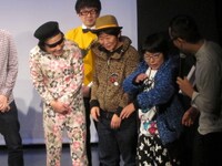 「衣装がきつい」と、ひとまとめにされたチキチキジョニーと永野。